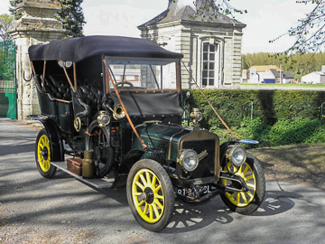 Roues en bois pour automobile Renault « Taxi de la Marne ». Voiture utilisée sur le circuit de la Cité de l’Automobile à Mulhouse, par Alain Montpied artisan charron